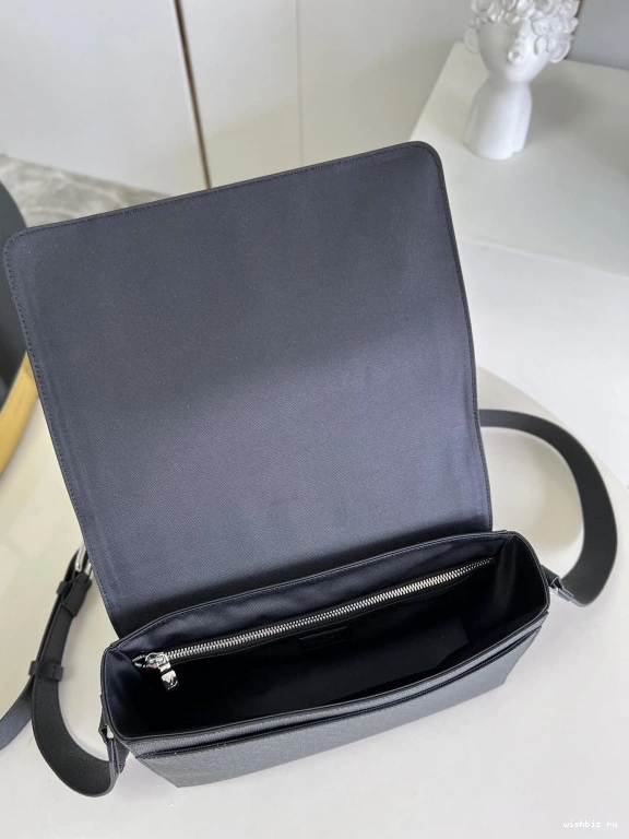 WIS MESSENGER LOUIS NEW VUITTON FLAP 0830